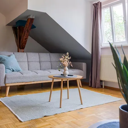 Gemuetliches Dg Apartment- 3 Personen- Parkplatz- Wlan Apartman
